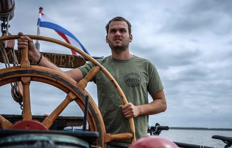Mijn naam is Luca Spano, Schipper en eigenaar van Zeilschip De Hester. Heb je vragen over het schip, de mogelijkheden? Bel, mail of app, het kan allemaal. En we denken heel graag met je mee.